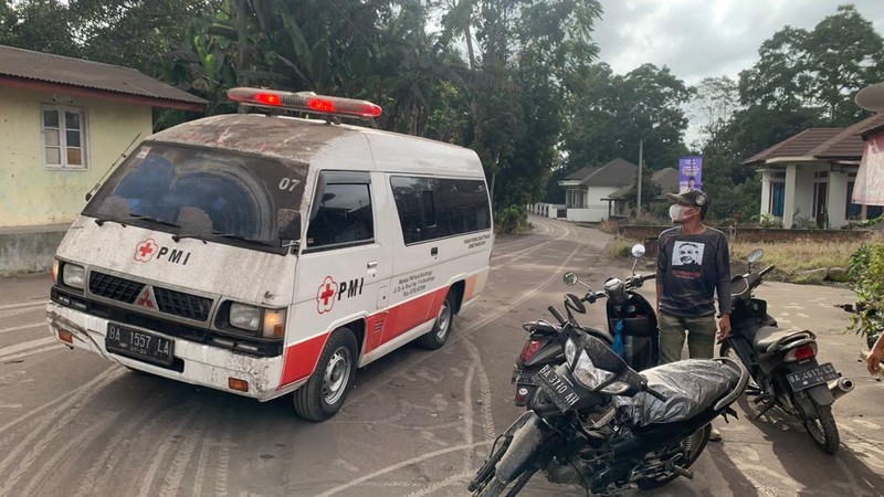 Gunung Marapi yang terletak di wilayah Kabupaten Agam dan Kabupaten Tanah Datar, Sumatera Barat (Sumbar) kembali erupsi siang ini, Minggu (3/12/2023). (Dok. DetikSumut)