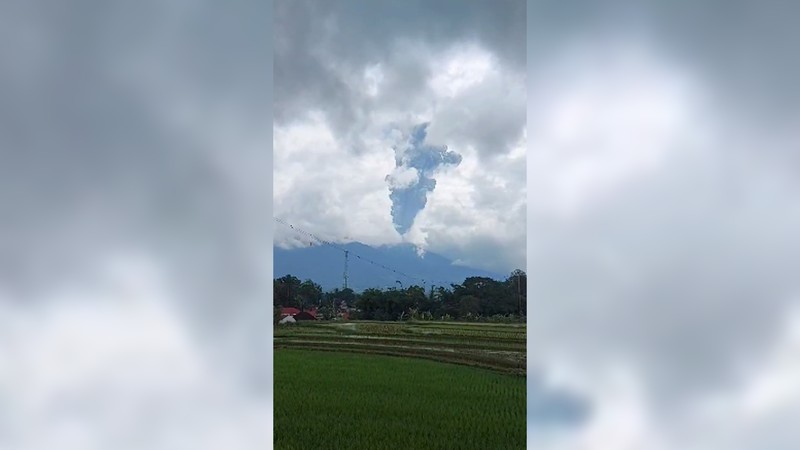 Gunung Marapi yang terletak di wilayah Kabupaten Agam dan Kabupaten Tanah Datar, Sumatera Barat (Sumbar) kembali erupsi siang ini, Minggu (3/12/2023). (Dok. DetikSumut)
