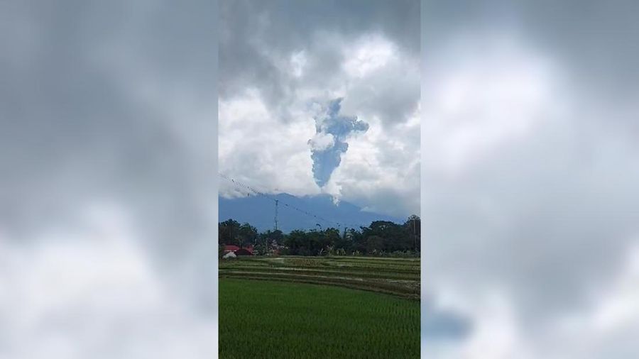 Gunung Marapi yang terletak di wilayah Kabupaten Agam dan Kabupaten Tanah Datar, Sumatera Barat (Sumbar) kembali erupsi siang ini, Minggu (3/12/2023). (Dok. DetikSumut)