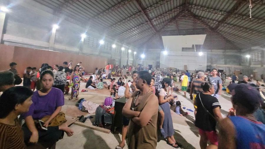 Warga mengungsi pasca gempa, di Hinatuan, Surigao del Sur, Filipina 2 Desember 2023. (Hinatuan LGU/Handout via REUTERS)