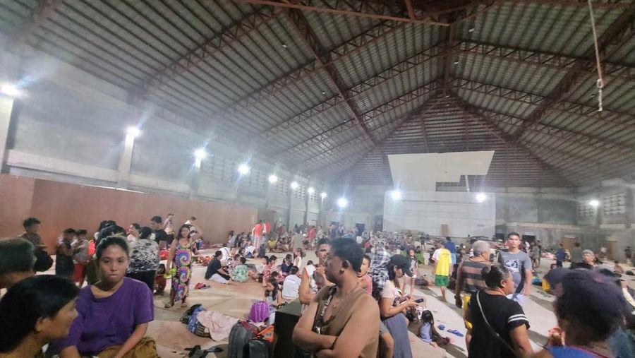 Masyarakat berkumpul di pusat evakuasi pasca gempa bumi di Hinatuan, Surigao del Sur, Filipina pada (2/12/2023). (Hinatuan LGU/Handout via REUTERS)