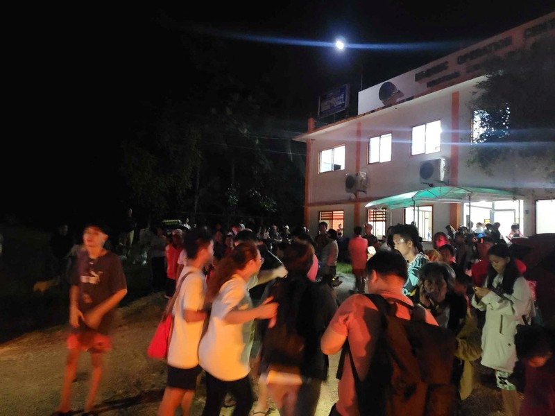 Warga mengungsi pasca gempa, di Hinatuan, Surigao del Sur, Filipina 2 Desember 2023. Warga mengungsi pasca gempa, di Hinatuan, Surigao del Sur, Filipina 2 Desember 2023. (Hinatuan LGU/Handout via REUTERS)