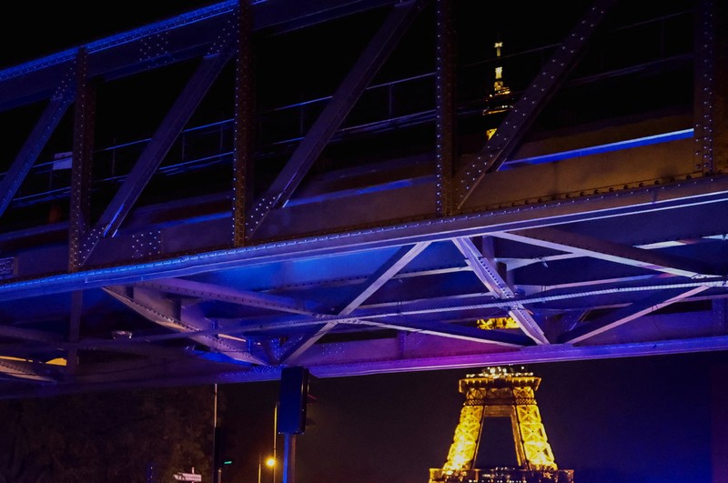 Polisi Prancis mengamankan akses ke jembatan Bir-Hakeim setelah insiden keamanan di Paris, Prancis 2 Desember 2023. Polisi Prancis mengamankan akses ke jembatan Bir-Hakeim setelah insiden keamanan di Paris, Prancis 2 Desember 2023. (REUTERS/Stephanie Lecocq)