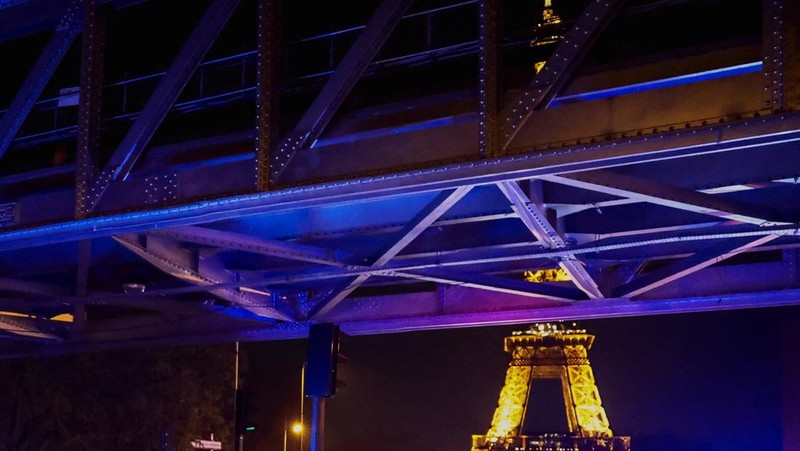 Polisi Prancis mengamankan akses ke jembatan Bir-Hakeim setelah insiden keamanan di Paris, Prancis 2 Desember 2023. (REUTERS/Stephanie Lecocq)