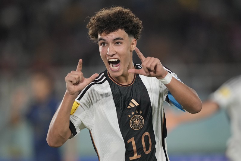 Tim Jerman merayakan di podium usai kemenangannya atas Prancis pada laga final Piala Dunia U-17 di Stadion Manahan Surakarta, Indonesia, Sabtu, 2 Desember 2023. (AP Photo/Achmad Ibrahim)