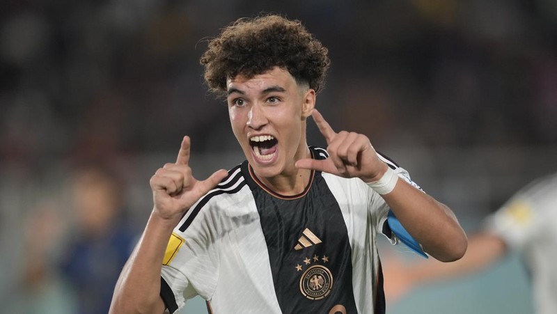 Tim Jerman merayakan di podium usai kemenangannya atas Prancis pada laga final Piala Dunia U-17 di Stadion Manahan Surakarta, Indonesia, Sabtu, 2 Desember 2023. (AP Photo/Achmad Ibrahim)