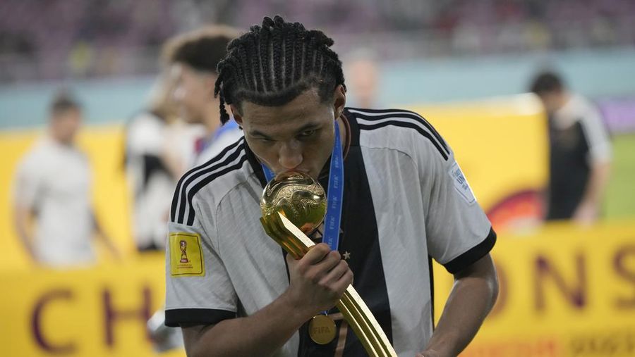 Tim Jerman merayakan di podium usai kemenangannya atas Prancis pada laga final Piala Dunia U-17 di Stadion Manahan Surakarta, Indonesia, Sabtu, 2 Desember 2023. (AP Photo/Achmad Ibrahim)