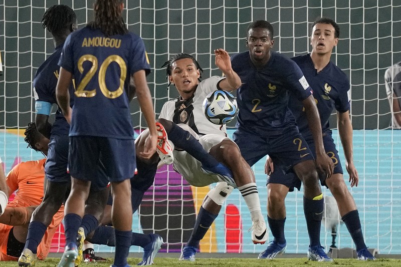 Tim Jerman merayakan di podium usai kemenangannya atas Prancis pada laga final Piala Dunia U-17 di Stadion Manahan Surakarta, Indonesia, Sabtu, 2 Desember 2023. (AP Photo/Achmad Ibrahim)
