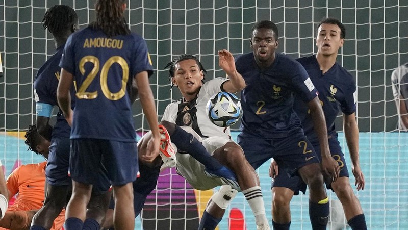 Tim Jerman merayakan di podium usai kemenangannya atas Prancis pada laga final Piala Dunia U-17 di Stadion Manahan Surakarta, Indonesia, Sabtu, 2 Desember 2023. (AP Photo/Achmad Ibrahim)
