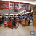 Pengunjung memanfaatkan momen diskon gede-gedean Transmart Fullday Sale hari ini dengan memenuhi kebutuhan rumah mulai dari detergen, tissue, sabun cuci piring, dan kebutuhan kamar mandi.momen diskon gede-gedean Transmart Fullday Sale hari ini dengan