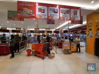 Pengunjung memanfaatkan momen diskon gede-gedean Transmart Fullday Sale hari ini dengan memenuhi kebutuhan rumah mulai dari detergen, tissue, sabun cuci piring, dan kebutuhan kamar mandi.momen diskon gede-gedean Transmart Fullday Sale hari ini dengan