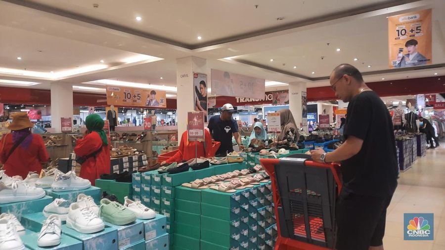 Pengunjung memborong produk sepatu dan sandal diobral mulai dari harga Rp 60 ribuan dengan berbagai tambahan diskon Transmart Fullday Sale. (CNBC Indonesia/Firda Dwi Muliawati)