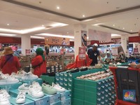 Awas Kehabisan! Pengunjung Serbu Sepatu Diskon di Transmart