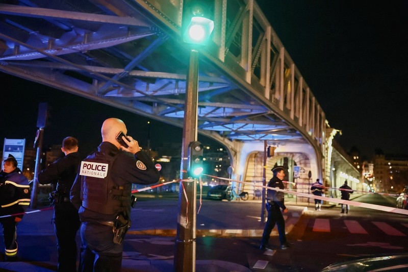 Polisi Prancis mengamankan akses ke jembatan Bir-Hakeim setelah insiden keamanan di Paris, Prancis 2 Desember 2023. Polisi Prancis mengamankan akses ke jembatan Bir-Hakeim setelah insiden keamanan di Paris, Prancis 2 Desember 2023. (REUTERS/Stephanie Lecocq)