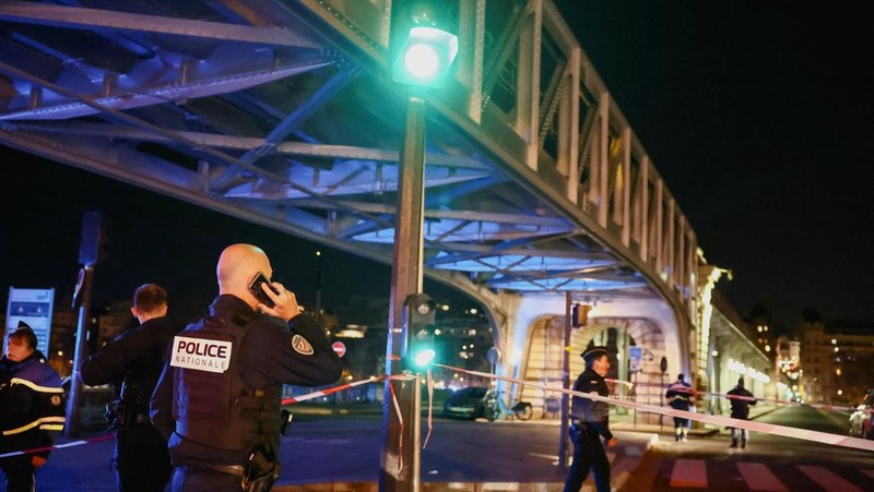 Polisi Prancis mengamankan akses ke jembatan Bir-Hakeim setelah insiden keamanan di Paris, Prancis 2 Desember 2023. (REUTERS/Stephanie Lecocq)