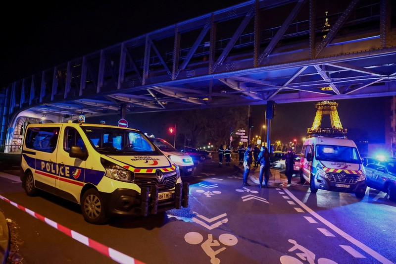 Polisi Prancis mengamankan akses ke jembatan Bir-Hakeim setelah insiden keamanan di Paris, Prancis 2 Desember 2023. Polisi Prancis mengamankan akses ke jembatan Bir-Hakeim setelah insiden keamanan di Paris, Prancis 2 Desember 2023. (REUTERS/Stephanie Lecocq)