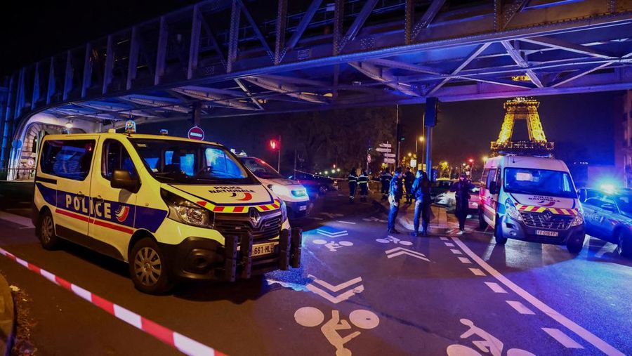 Polisi Prancis mengamankan akses ke jembatan Bir-Hakeim setelah insiden keamanan di Paris, Prancis 2 Desember 2023. (REUTERS/Stephanie Lecocq)