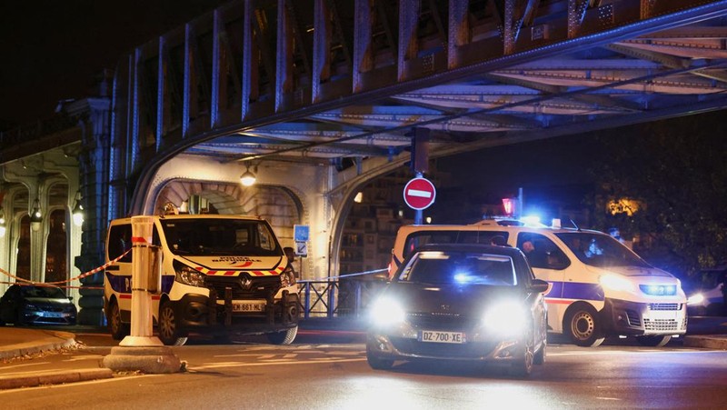 Polisi Prancis mengamankan akses ke jembatan Bir-Hakeim setelah insiden keamanan di Paris, Prancis 2 Desember 2023. (REUTERS/Stephanie Lecocq)