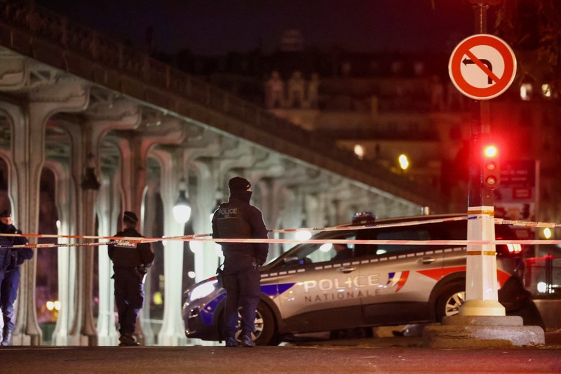 Polisi Prancis mengamankan akses ke jembatan Bir-Hakeim setelah insiden keamanan di Paris, Prancis 2 Desember 2023. Polisi Prancis mengamankan akses ke jembatan Bir-Hakeim setelah insiden keamanan di Paris, Prancis 2 Desember 2023. (REUTERS/Stephanie Lecocq)