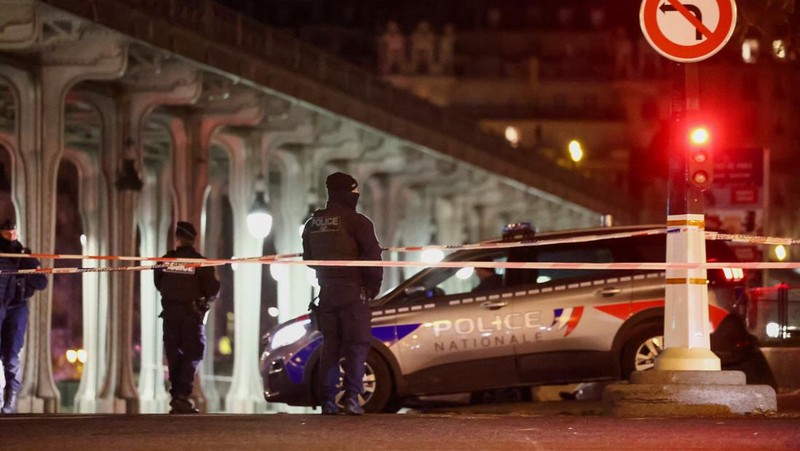 Polisi Prancis mengamankan akses ke jembatan Bir-Hakeim setelah insiden keamanan di Paris, Prancis 2 Desember 2023. (REUTERS/Stephanie Lecocq)