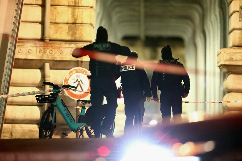 Polisi Prancis mengamankan akses ke jembatan Bir-Hakeim setelah insiden keamanan di Paris, Prancis 2 Desember 2023. Polisi Prancis mengamankan akses ke jembatan Bir-Hakeim setelah insiden keamanan di Paris, Prancis 2 Desember 2023. (REUTERS/Stephanie Lecocq)