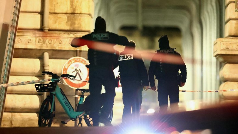Polisi Prancis mengamankan akses ke jembatan Bir-Hakeim setelah insiden keamanan di Paris, Prancis 2 Desember 2023. (REUTERS/Stephanie Lecocq)