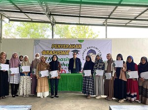 PPP Serahkan Beasiswa 17 Mahasiswa dan 17 Mahasiswi