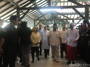 Disambut Keluarga Chasan Sochib, Prabowo Ziarah ke Makam Sultan Maulana Hasanuddin