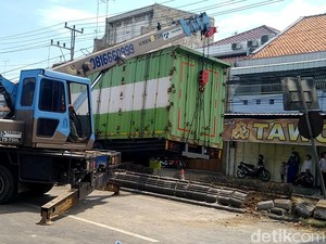 Evakuasi Truk Terguling Kelar, Jalur Pantura Pekalongan Kembali Lancar