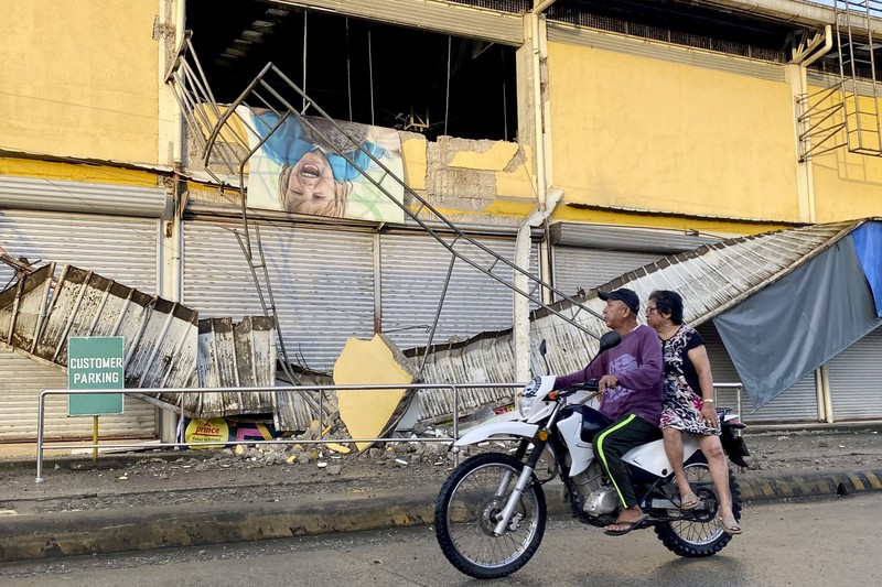 Warga mengungsi pasca gempa, di Hinatuan, Surigao del Sur, Filipina 2 Desember 2023. (Hinatuan LGU/Handout via REUTERS)