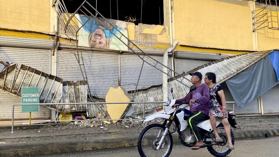 Warga mengungsi pasca gempa, di Hinatuan, Surigao del Sur, Filipina 2 Desember 2023. (Hinatuan LGU/Handout via REUTERS)