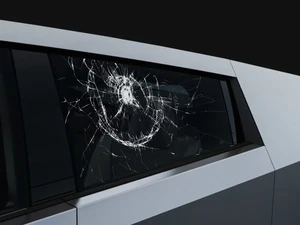 Tesla Jual Stiker Kaca Pecah Cybertruck, Malah Ludes Terjual!