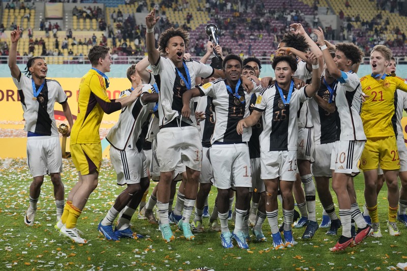 Tim Jerman merayakan di podium usai kemenangannya atas Prancis pada laga final Piala Dunia U-17 di Stadion Manahan Surakarta, Indonesia, Sabtu, 2 Desember 2023. (AP Photo/Achmad Ibrahim)
