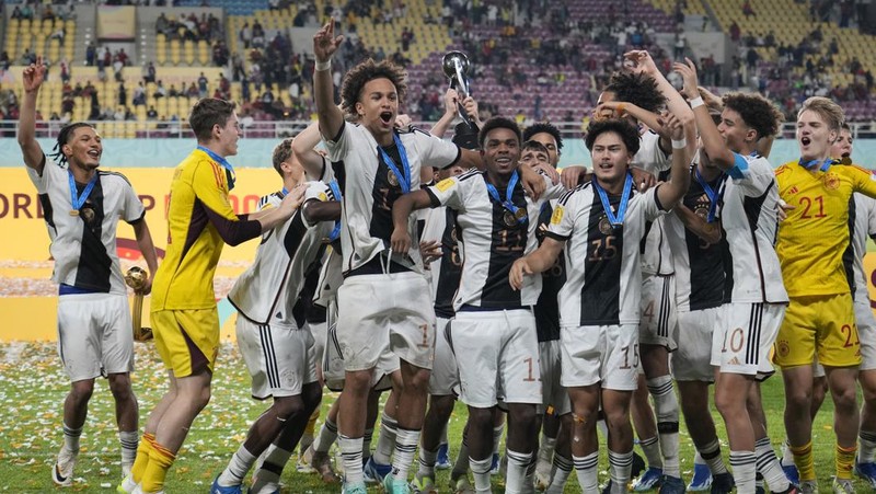 Tim Jerman merayakan di podium usai kemenangannya atas Prancis pada laga final Piala Dunia U-17 di Stadion Manahan Surakarta, Indonesia, Sabtu, 2 Desember 2023. (AP Photo/Achmad Ibrahim)