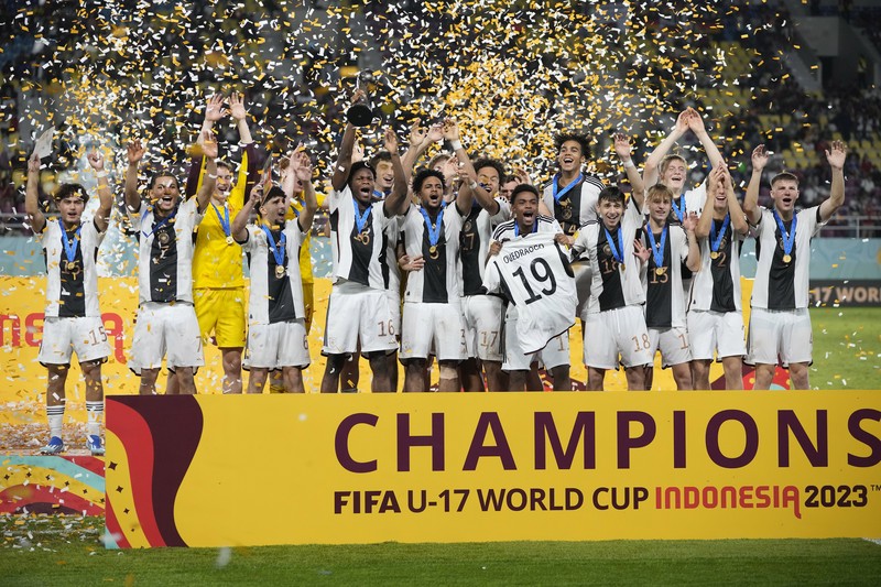 Tim Jerman merayakan di podium usai kemenangannya atas Prancis pada laga final Piala Dunia U-17 di Stadion Manahan Surakarta, Indonesia, Sabtu, 2 Desember 2023. (AP Photo/Achmad Ibrahim)