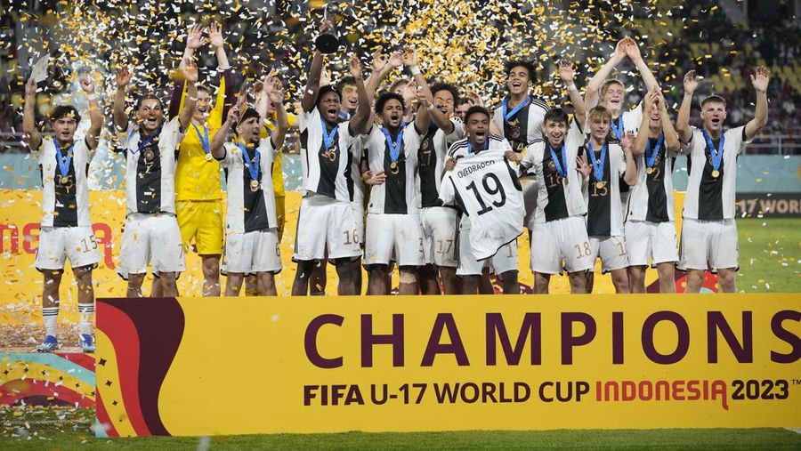 Tim Jerman merayakan di podium usai kemenangannya atas Prancis pada laga final Piala Dunia U-17 di Stadion Manahan Surakarta, Indonesia, Sabtu, 2 Desember 2023. (AP Photo/Achmad Ibrahim)