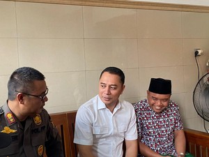 Walkot Eri Beri Penghargaan untuk 2 Satpol PP yang Dikeroyok Buruh