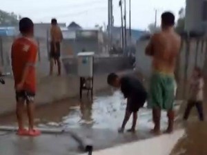 Warga Tallo Makassar Ngamuk Jalan Tergenang gegara Drainase Proyek Tol