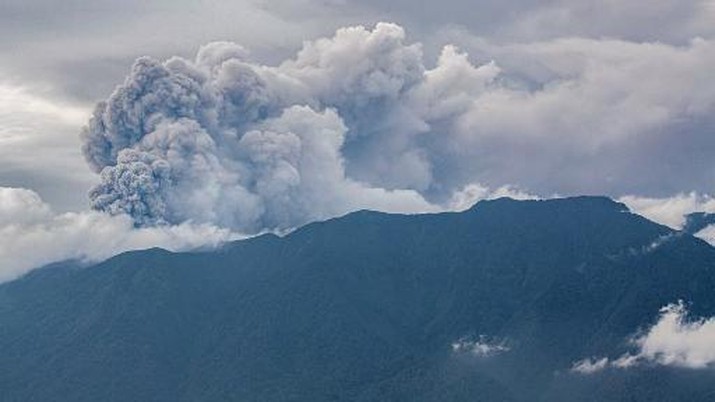 Abu vulkanik dari Gunung Marapi saat terjadi letusan terlihat dari Tanah Datar di Sumatera Barat, MInggu (3/12/2023) (ADI PRIMA / AFP)