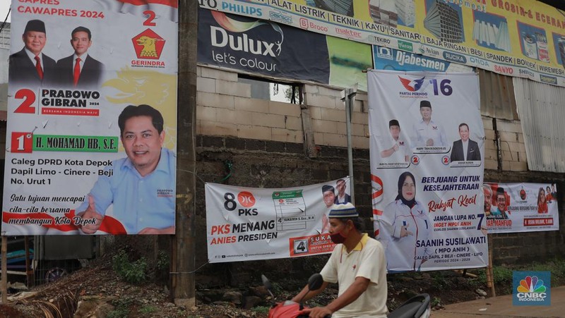 Deretan Baliho Caleg dipasang di simpang jalan Cinere Raya, Depok, Jawa Barat, Senin, (4/12). (CNBC Indonesia/Muhammad Sabki)