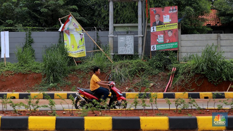 Deretan Baliho Caleg dipasang di simpang jalan Cinere Raya, Depok, Jawa Barat, Senin, (4/12). Deretan Baliho Caleg dipasang di simpang jalan Cinere Raya, Depok, Jawa Barat, Senin, (4/12). (CNBC Indonesia/Muhammad Sabki)