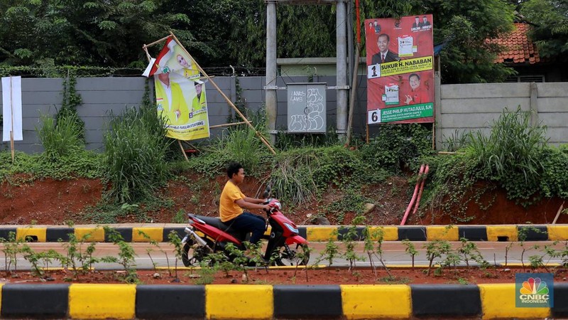 Deretan Baliho Caleg dipasang di simpang jalan Cinere Raya, Depok, Jawa Barat, Senin, (4/12). (CNBC Indonesia/Muhammad Sabki)
