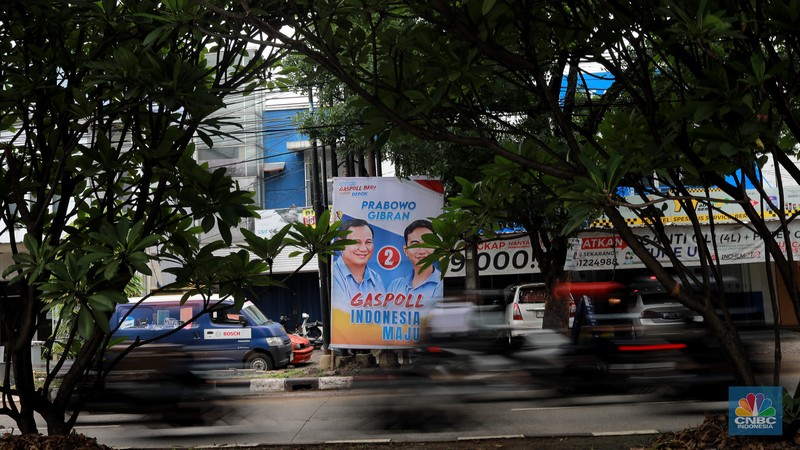 Deretan Baliho Caleg dipasang di simpang jalan Cinere Raya, Depok, Jawa Barat, Senin, (4/12). Deretan Baliho Caleg dipasang di simpang jalan Cinere Raya, Depok, Jawa Barat, Senin, (4/12). (CNBC Indonesia/Muhammad Sabki)