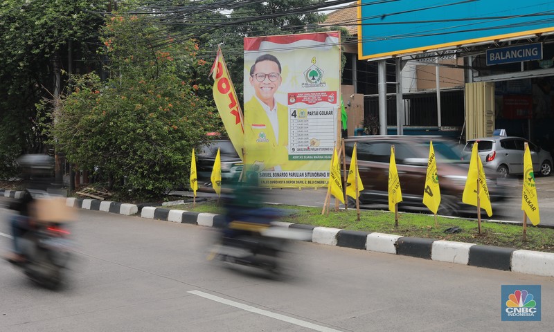 Deretan Baliho Caleg dipasang di simpang jalan Cinere Raya, Depok, Jawa Barat, Senin, (4/12). Deretan Baliho Caleg dipasang di simpang jalan Cinere Raya, Depok, Jawa Barat, Senin, (4/12). (CNBC Indonesia/Muhammad Sabki)