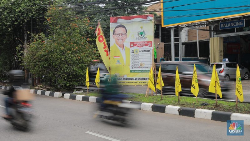 Deretan Baliho Caleg dipasang di simpang jalan Cinere Raya, Depok, Jawa Barat, Senin, (4/12). (CNBC Indonesia/Muhammad Sabki)