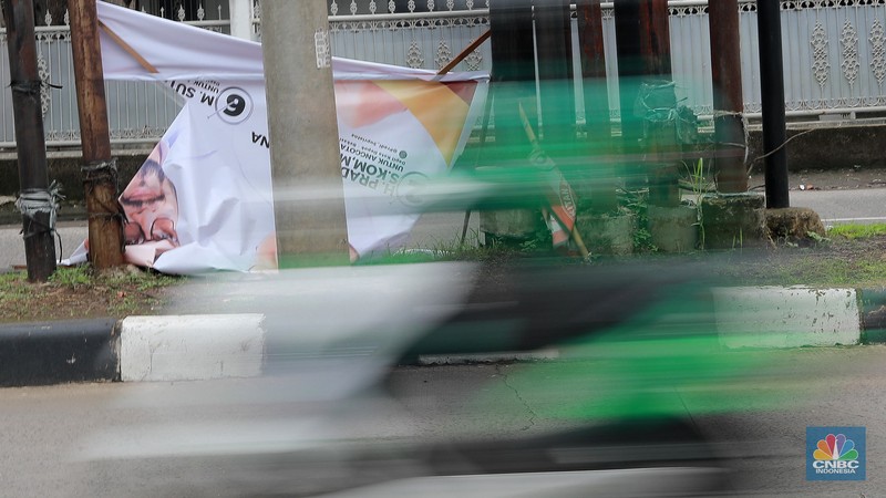 Deretan Baliho Caleg dipasang di simpang jalan Cinere Raya, Depok, Jawa Barat, Senin, (4/12). Deretan Baliho Caleg dipasang di simpang jalan Cinere Raya, Depok, Jawa Barat, Senin, (4/12). (CNBC Indonesia/Muhammad Sabki)