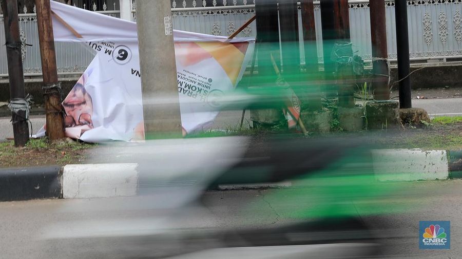 Deretan Baliho Caleg dipasang di simpang jalan Cinere Raya, Depok, Jawa Barat, Senin, (4/12). (CNBC Indonesia/Muhammad Sabki)