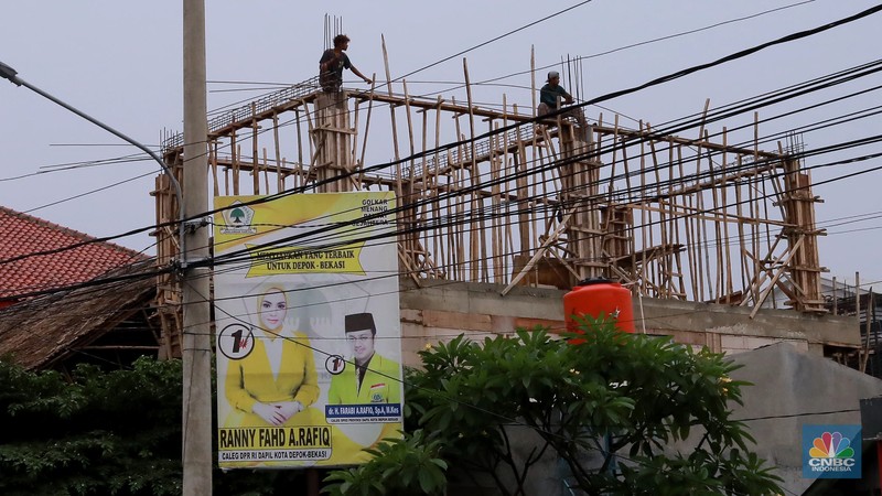 Deretan Baliho Caleg dipasang di simpang jalan Cinere Raya, Depok, Jawa Barat, Senin, (4/12). Deretan Baliho Caleg dipasang di simpang jalan Cinere Raya, Depok, Jawa Barat, Senin, (4/12). (CNBC Indonesia/Muhammad Sabki)
