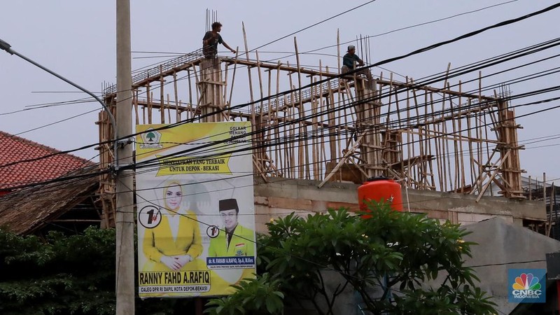 Deretan Baliho Caleg dipasang di simpang jalan Cinere Raya, Depok, Jawa Barat, Senin, (4/12). (CNBC Indonesia/Muhammad Sabki)