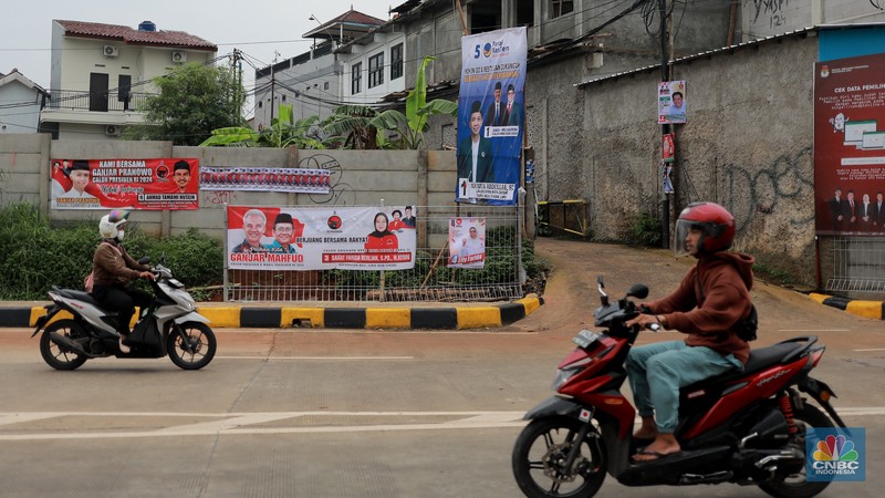 Deretan Baliho Caleg dipasang di simpang jalan Cinere Raya, Depok, Jawa Barat, Senin, (4/12). Deretan Baliho Caleg dipasang di simpang jalan Cinere Raya, Depok, Jawa Barat, Senin, (4/12). (CNBC Indonesia/Muhammad Sabki)